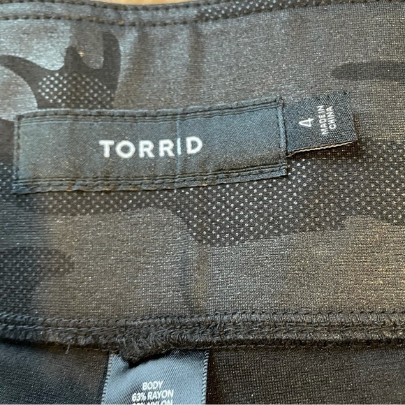 Torrid Black Camo Ponte Pull-On Crop Pants 4X | Stretchy Cropped Leggings - Picture 6 of 6